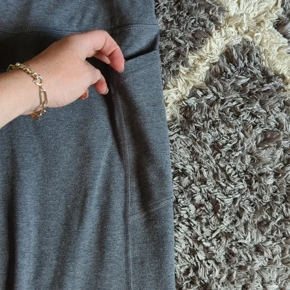 Athletic Works High Rise Gray Cropped Capri Leggings Phone Pocket Size Large - Picture 3 of 8